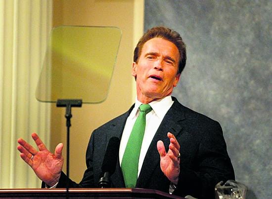 Arnold Schwarzenegger puhui kalifornialaisille tiistaina Sacramentossa.