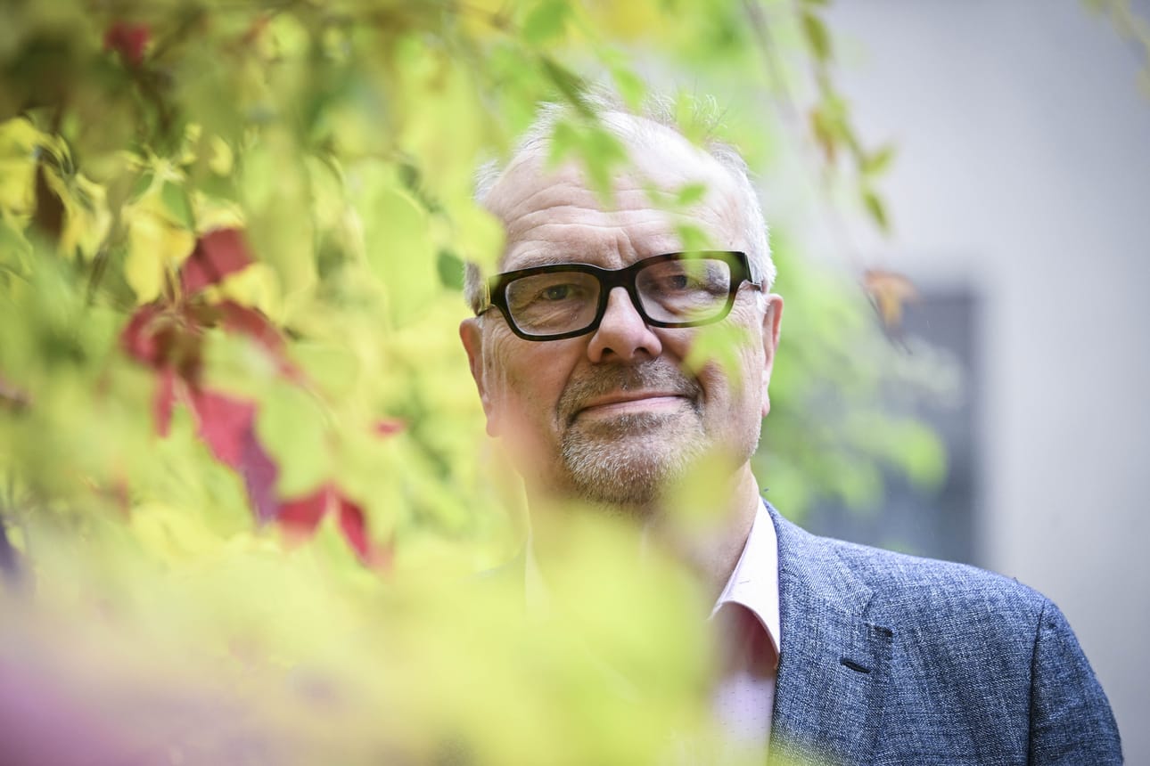 Ilkka Rentolan esikoisromaani sijoittuu maailmaan, jossa Geneve oli vakoilun keskus, samppanja virtasi ja kulissien takana suhmurointi kävi kuumana.