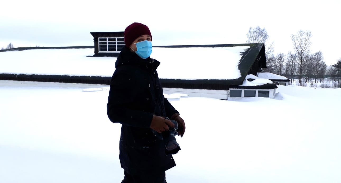 Valokuvaaja pääsee paikkoihin, joihin lukijat eivät aina pääse. Koronatalvena 2021 Ilkka-Pohjalainen teki juttua Alvar Aallon suunnittelemista rakennuksista Vaasassa. Strömberg Parkin alueella on Aallon suunnittelema erikoinen kattoratkaisu, jota Jarno Pellinen kiipesi kuvaamaan katolle umpihangessa.