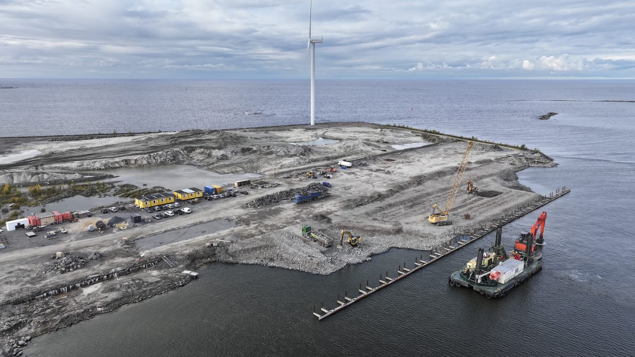 Raahen Satama Oy on valmistellut syväsataman uuden läjitysaltaan rakentamista, mutta investointia ei ole vielä kilpailutettu. Rakentaminen on aikataulutettu SSAB:n tarpeiden mukaisesti vuodelle 2027.