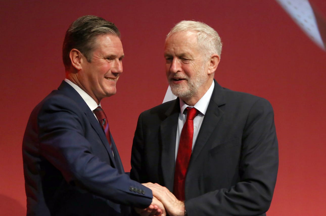 Britannian työväenpuolueen uutta johtajaa Keir Starmeria (vas.) pidetään maltillisempana vasemmistolaisena kuin entistä puheenjohtajaa Jeremy Corbynia.