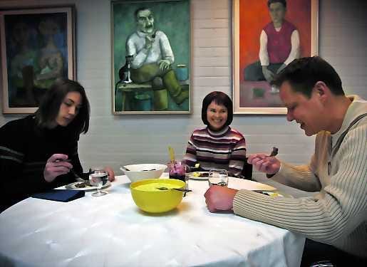 Testissä. Opiskelija Markus Kumara, ravintolapäällikkö Seija Pietilä, ja paistinkääntäjien veljeskunnan edustaja Miika Leitsaari testasivat käristyksiä.