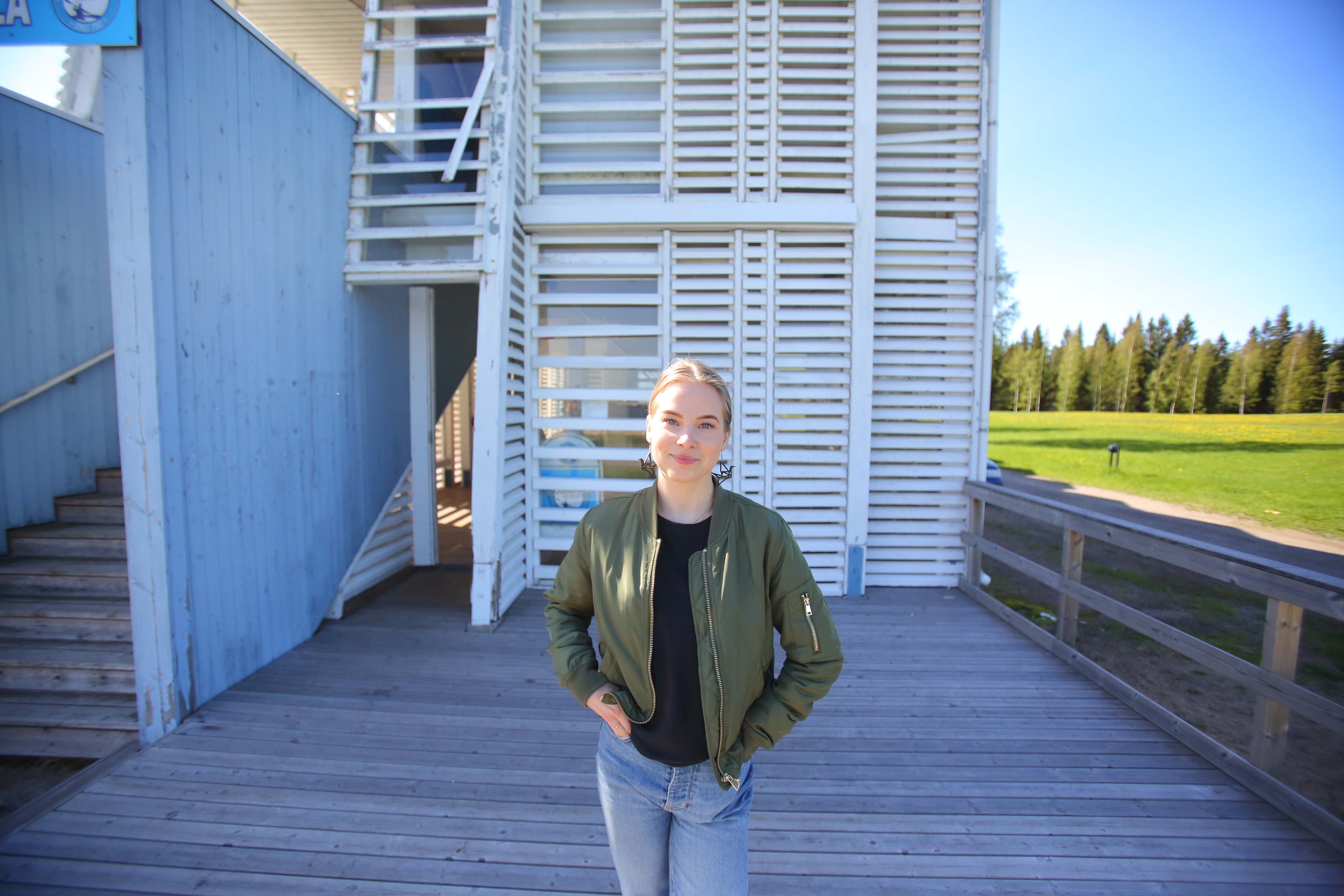 <p>Noona Kaarela on Pikkulahden kesäkahvilan työntekijä. Kesäkioski toimii myös vuokraamona melontakeskukselle. </p>