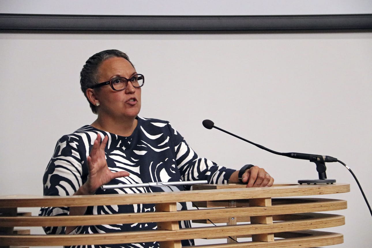 Marjukka Manninen (kuvassa) saapui Sirkku Pikkujämsän ja Pauli Harjun kanssa Liminkaan esittelemään sote-uudistuksen nykytilannetta. Kuunteluoppilaina oli kuntapäättäjiä lähikunnista.