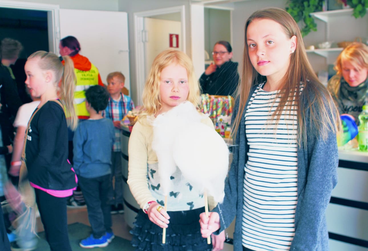 Rebekka Siira (vasemmalla) ja Aino Korhonen juhlistivat kesäloman alkua hattaroilla.