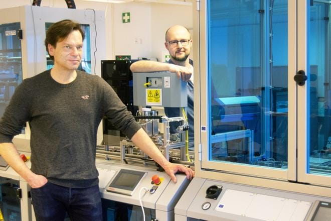 Seamk:n yliopettaja Petteri Mäkelä ja viestinnän asiantuntija Tuomas Rauhala poikkeisivat koulun teollisen internetin laboratoriossa, jolla on tärkeä rooli ohjelmistosuunnittelun täydennyskoulutuksessa. Lähinnä torstai- ja perjantai-iltaisin järjestettävä koulutus onnistuu työn ohessa. Mukaan valitaan 30 opiskelijaa. KUVA: JUHA AHO-PYNTTÄRI