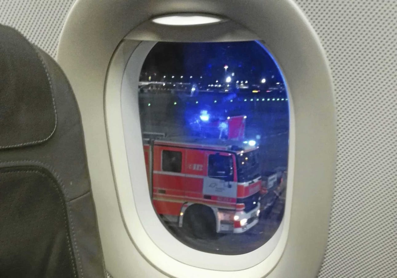 Frankfurt am Main on Euroopan kolmanneksi suurin lentoasema. Lentokentän massiivinen pelastuskalusto ympäröi koneen laskeutumisen jälkeen.