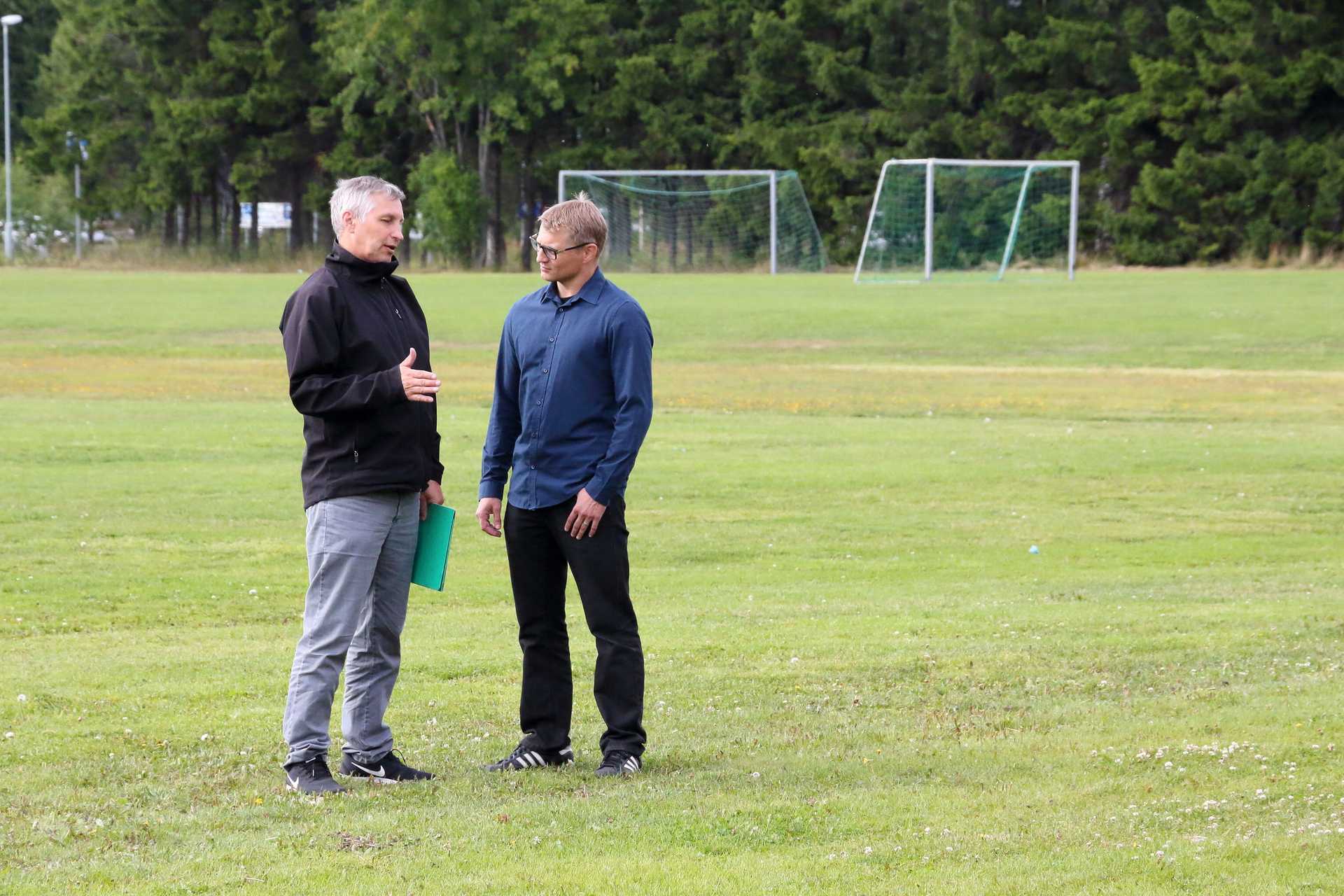 Raimo Seikkala ja Marko Keränen pohtivat FC Raahen seuratoiminnan kehittämisen lisäksi Pitkäkarin tulevaa monitoimikenttää.