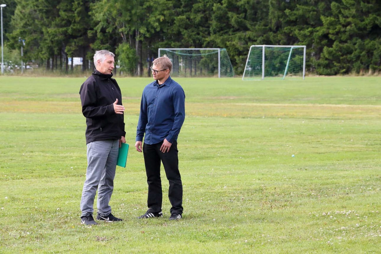 Raimo Seikkala ja Marko Keränen pohtivat FC Raahen seuratoiminnan kehittämisen lisäksi Pitkäkarin tulevaa monitoimikenttää.