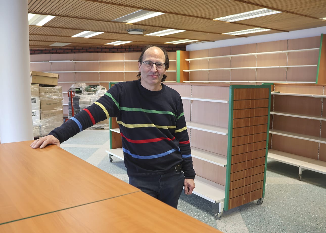 Kun kirjakauppa Info lopetti, Kalevi Kankaanpää osti myymälän vihreäreunaiset hyllyt. Nyt hän on koonnut ne uudelleen samaan paikkaan siltä varalta, että käyttöä tulee.