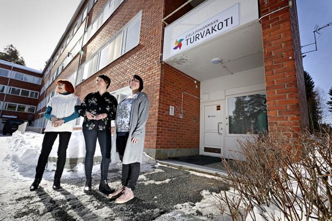 Etelä-Pohjanmaan turvakoti avattiin Seinäjoella 6. huhtikuuta. Raija Kuusisto, Hanna Annola ja Sari Tumelius olivat vastaanottamassa vastaremontoitujen tilojen avaimia maaliskuun lopussa. Kuva: Kari Löfhjelm