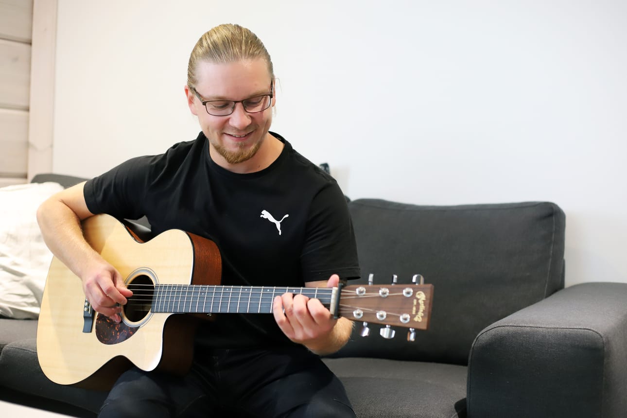 Ville Piiponniemi harrastaa kitaran soittoa. Hän on mukana duo-orkesteri Vääräniemi & Piiponniemessä, joka on päässyt esiintymään koronasta huolimatta livenä kuluneen kesän aikana.