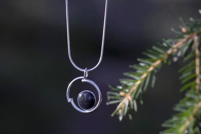 Kraatterijärven kaunistus -koru on moderni kaulakoru, joka kuvaa Lappajärven syntyä. Suunnittelija on korutaiteilija Annukka Raatikainen Annukka Lahti Design.