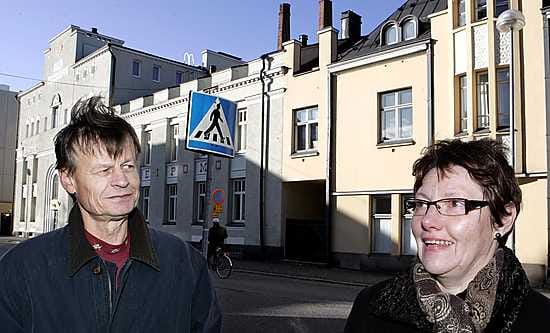 Historiallisen kaupunginosajaon mukaan Teijo Jokikokko ja Sirkka Viitanen seisovat Oulun Osuuskaupan vieressä Kakaravaaran ytimessä. Omasta mielestään he ovat Oulun keskustassa. Viitasen mukaan ovat Kakaravaara ja Pokkinen ovat niitä Paavo Rintalan aikaisia kaupunginosia.