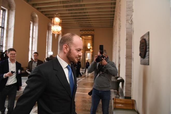 Kaj Turusen loikkausuutinen tuli Sinisten puheenjohtajalle, ministeri Sampo Terholle yllätyksenä. KUVA: Kimmo Brandt / Compic.