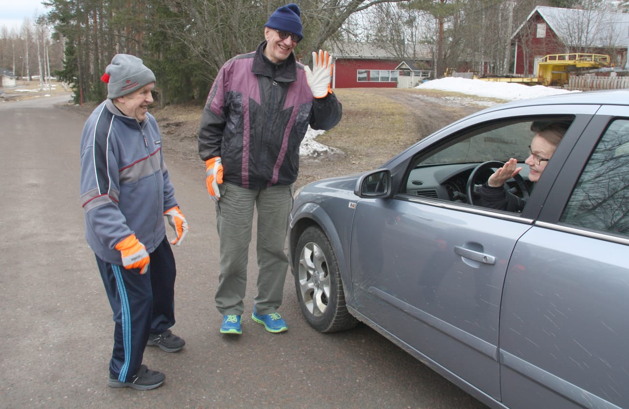 Päivittäin ennen kello kahdeksaa Rantsilan taajamassa lenkkeilevät Matti Mämmi ja Tauno Ilola tuottavat tervehtien hyvää mieltä. Eira Alin pysähtyi työmatkalla kiittämään miehiä siitä, että he kättä nostaen varmistavat hänelle työaamuina mukavan päivän aloituksen. Kuva: Sari Junnonaho