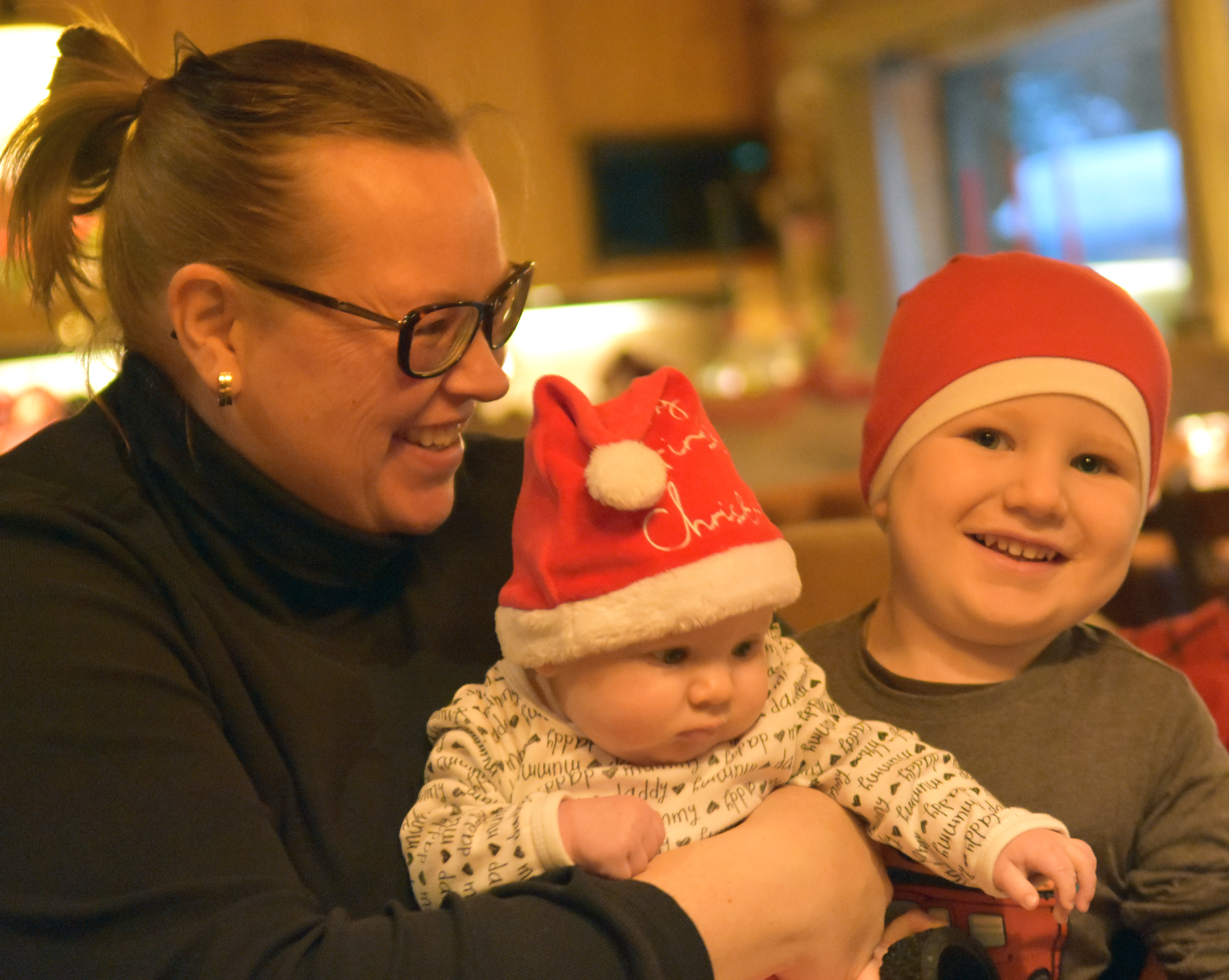 Susanne Kontio, Ghita ja Hugo viettävät joulua lumen keskellä ja pirtin lämmössä.