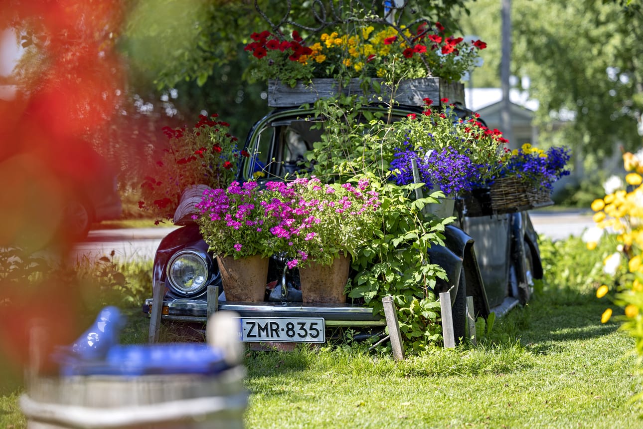 Volkswagenin kyytiläiset vaihtelevat vuodenajan mukaan. Pääsiäisenä kyydissä on tipuja.