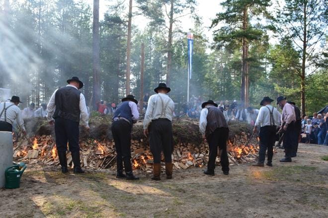 Kuortanelaisleijonat sytyttivät tervahaudan samanaikaisesti. KUVAT: ELLA NURMI