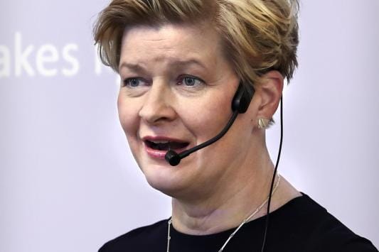 Anne Korkiakoski on päätoiminen hallitusammattilainen. – Osa inhoaa ihan perustellusti sanaa hallitusammattilainen, mutta kestän sen sanan, sillä hallitustyö on yhä vaativampaa. Mitä vaativammissa töissä olet, sitä vähemmän ehdit tehdä hallitustöitä oman työn ohella. KUVA: JOUKO HÄNNINEN