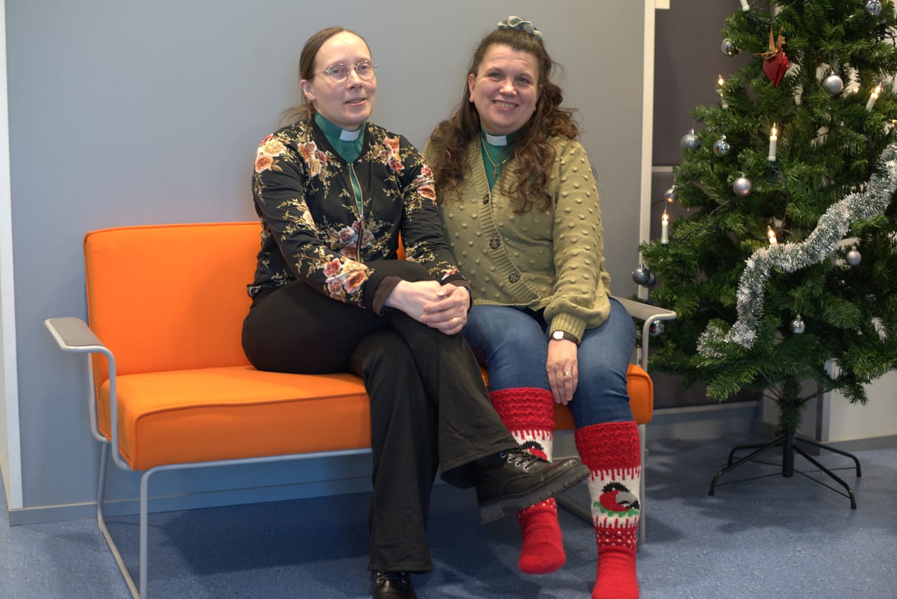 Diakonit Mirjami Majuri ja Maija Hietaniemi kertovat että joulun alla ihmisten halu auttaa kasvaa. Lahjoituksia saadaan ympäri vuoden, mutta erityisesti adventin aikaan monet ojentavat auttavan kätensä.