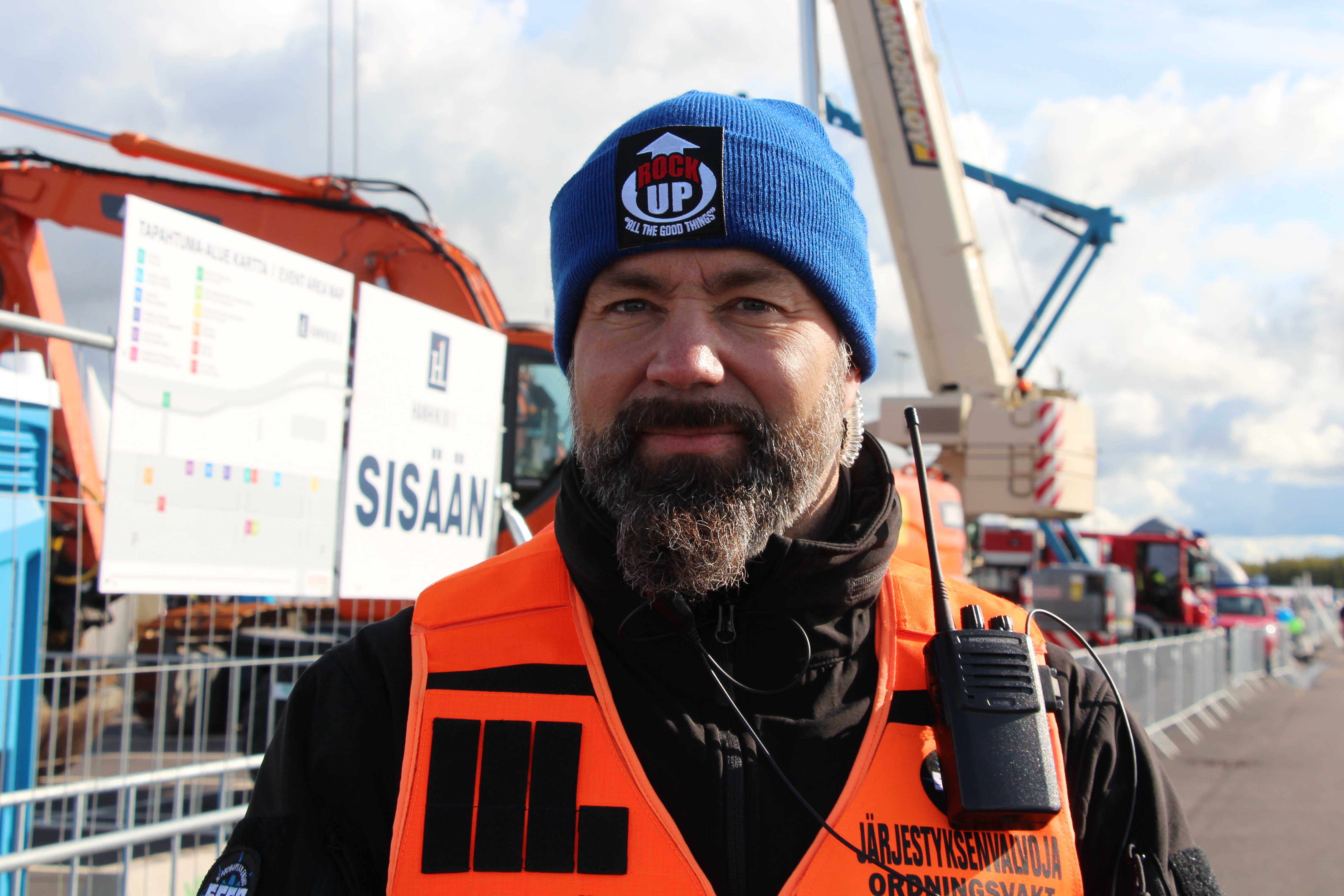 Väkeä Hanhikiven niemellä riitti lauantaina, mutta järjestyshäiriöitä ei ollut, järjestyksenvalvojien esimies Antti Vähäkangas kertoo. 