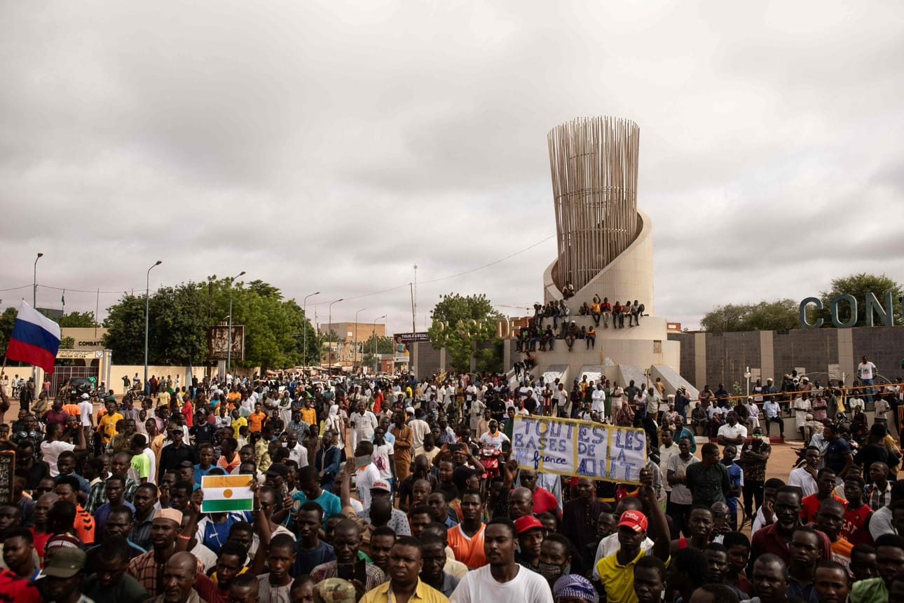 Länsi-Afrikan talousyhteisön Ecowasin ryhmä vieraili Nigerin pääkaupungissa torstaina, mutta ei tavannut maassa vallan kaapanneen sotilasjuntan johtajaa tai juntan kiinni ottamaa presidenttiä. Kuvassa mielenosoittajia Niameyssä. LEHTIKUVA/AFP