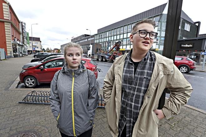 Riina-Maria Kantola ja Jimi Ojaniemi 1. Kotoisa. Luonnonmukainen, siellä olisi tosi paljon kasveja. Riittää, että kun tulee kotiin, tulee hyvä olo. 2. Siellä pitää olla kiva keittiö ja sänky. Pahanolon tunnetta ei tarvitsisi olla. 3. Sijainnilla on väliä. En haluaisi asua ihan keskustassa. Kaikkeen voi tottua.