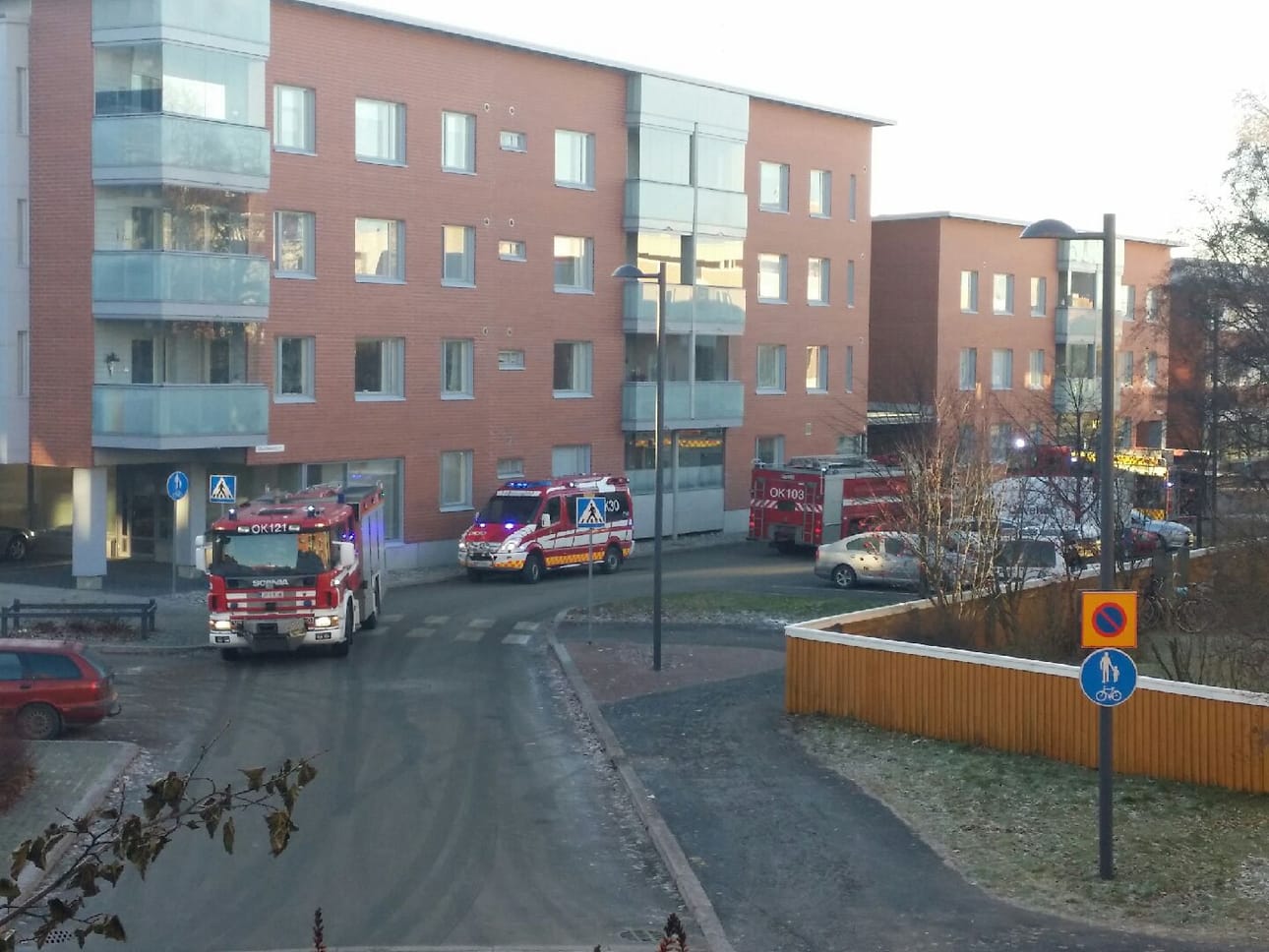 Paloautot kiirehtivät palopaikalle Etu-Lyöttyyn.