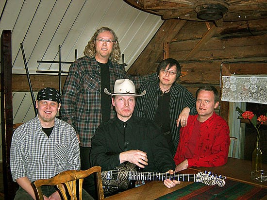 Banjocasterin lisäksi Suomesta löytyy parisenkymmentä kantrihengessä musisoivaa bändiä. Jäsenet vasemmalta oikealle: Tuomo Koivula (basso), Max Perälä (koskettimet), Allan Palokangas (kitara, banjo ja laulu), Veijo Buska (rummut) ja Olli Harju (kitara).