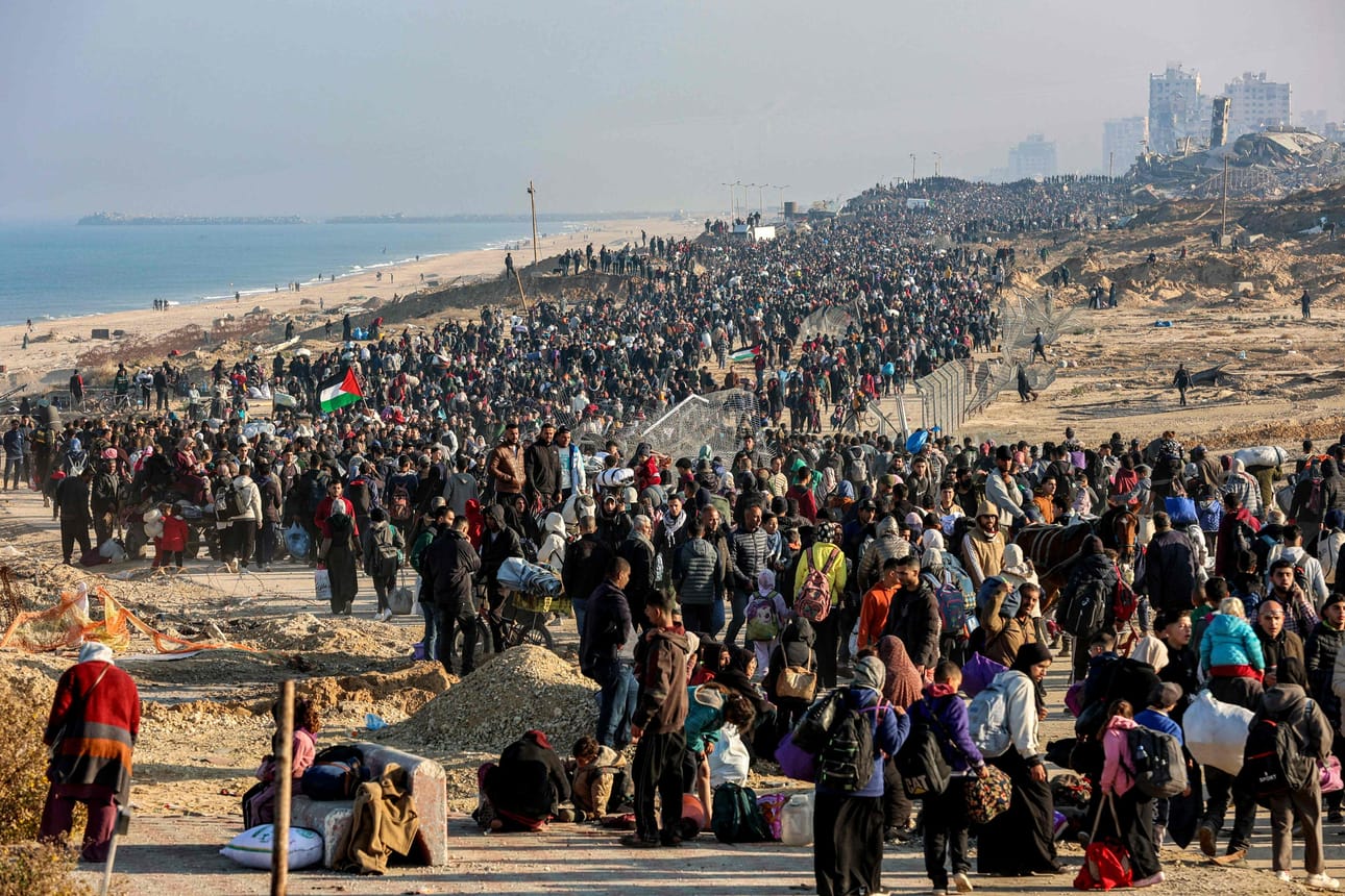 Gazan pohjoisosiin palaavia asukkaita maanantaina Gazan alueen rannikolla sijaitsevalla al-Rashid-kadulla. AFP / LEHTIKUVA