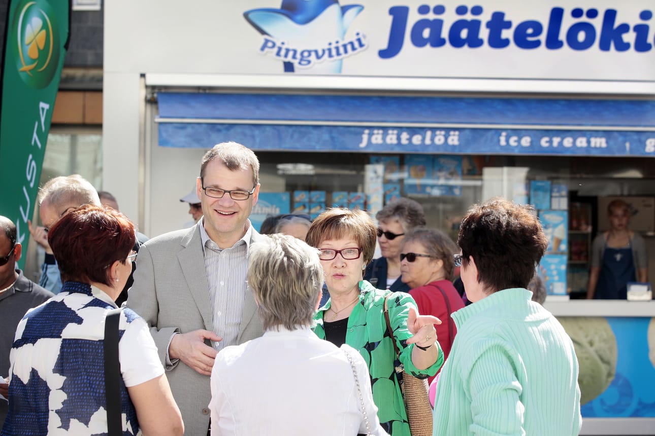 Keskustan uusi puheenjohtaja Juha Sipilä jututti oululaisia Rotuaarilla.