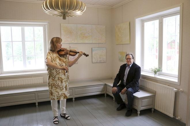 Eero Nelimarkan oppilas, kuvataiteilija Jussi Tuuri ja hänen puolisonsa viulutaiteilija Kaija Saarikettu tähdittävät Nelimarkan syntypäiväjuhlallisuuksia. KUVA: JOHANNA KATAJA