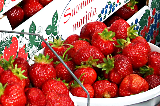 Komeita punaisia mansikanmöllyköitä saa jo.