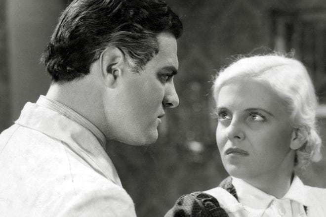 Eteenpäin – elämään kertoo senaattorin veljenpojan (Tauno Palo) ja kartanon sisäkön (Regina Linnanheimo) epäsäätyisestä rakkaudesta. KUVA: Suomen Filmiteollisuus