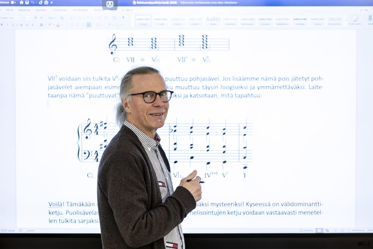 Seppo Torvikoski on opettanut satoja lapsia ja nuoria Oulun konservatoriossa. Hän sanoo opettavansa mieluummin musiikin kirjoitus- ja lukutaitoa kuin varsinaista musiikinteoriaa.