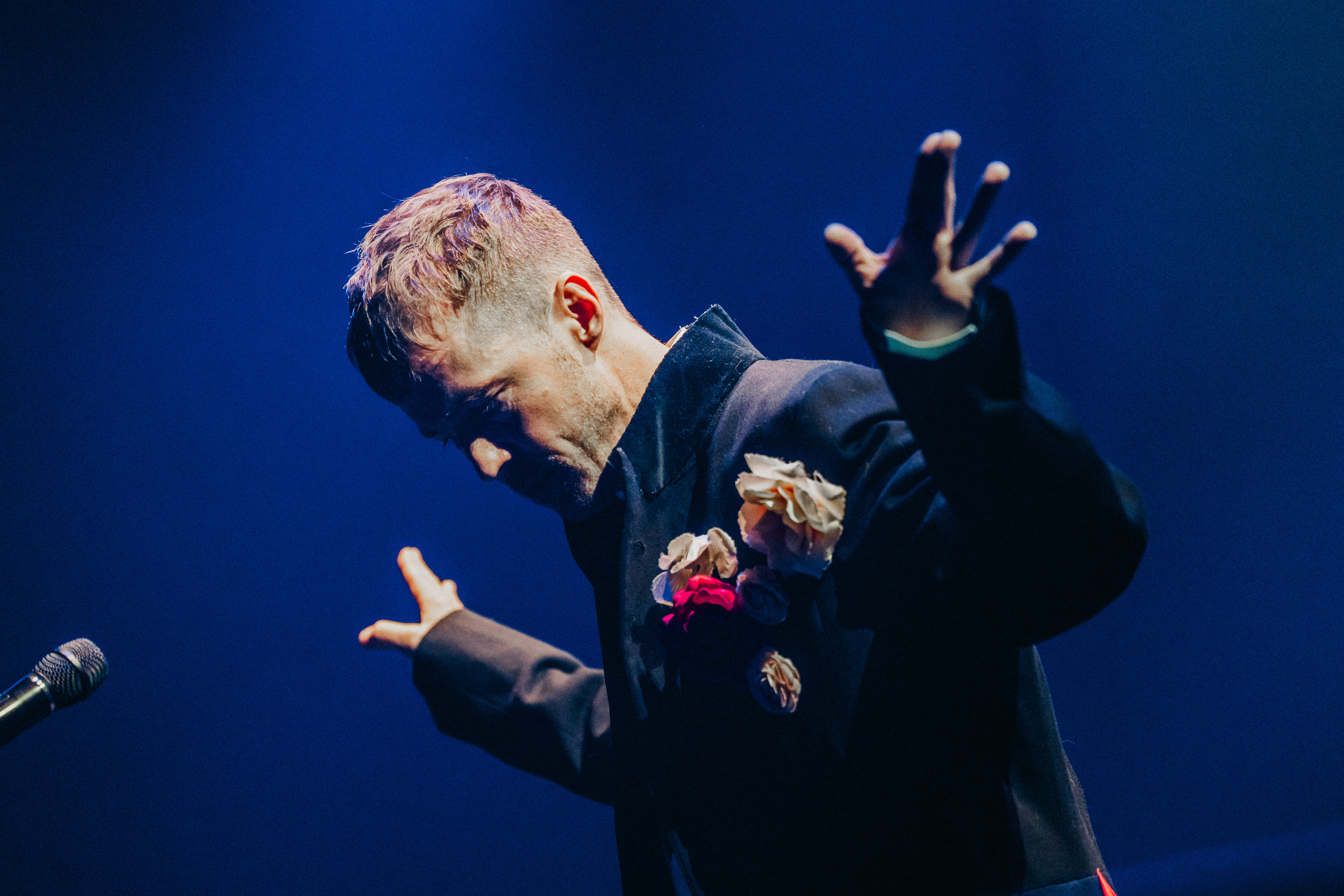 Arvio: Karismaattinen Olavi Uusivirta piti yleisöä hyppysissään lauantaina – Oulu Sinfonia ja Oulu All Star Big Band tarjosivat parastaan