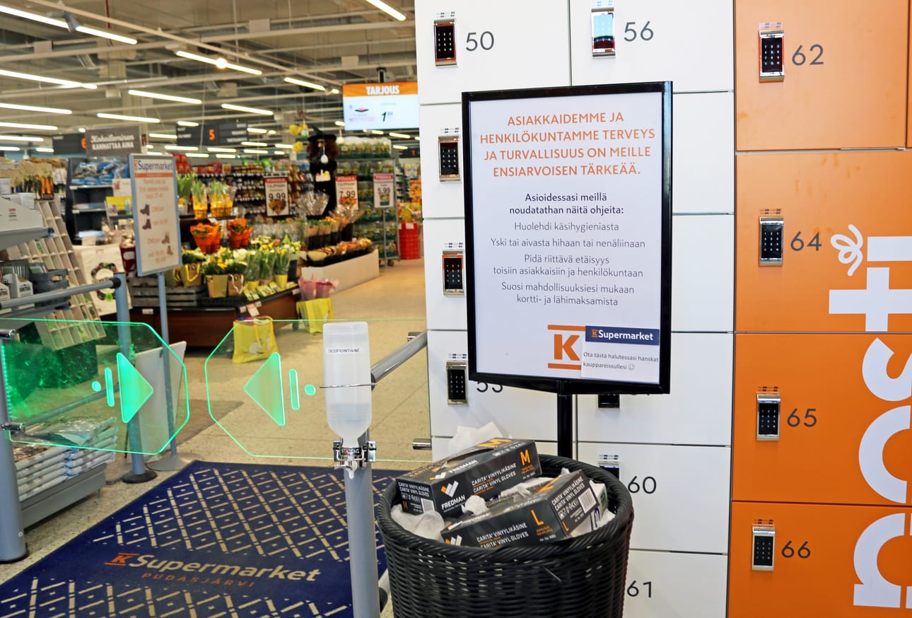 Esimerkiksi päivittäistavarakaupoissa koronatilanteeseen suhtaudutaan vakavasti. Käsidesiä ja muovihanskoja on tarjolla asiakkaille.