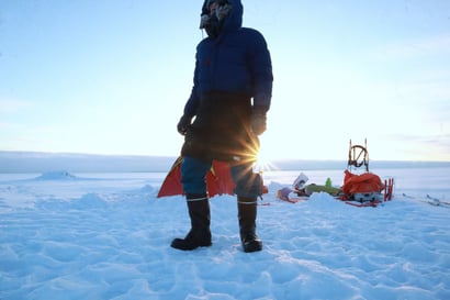 Kun lämpötila putosi 30 pakkasasteeseen, oululainen Juho Niemelä lähti telttailemaan merelle – Jäänmurtaja aiheutti äkillisen yöherätyksen