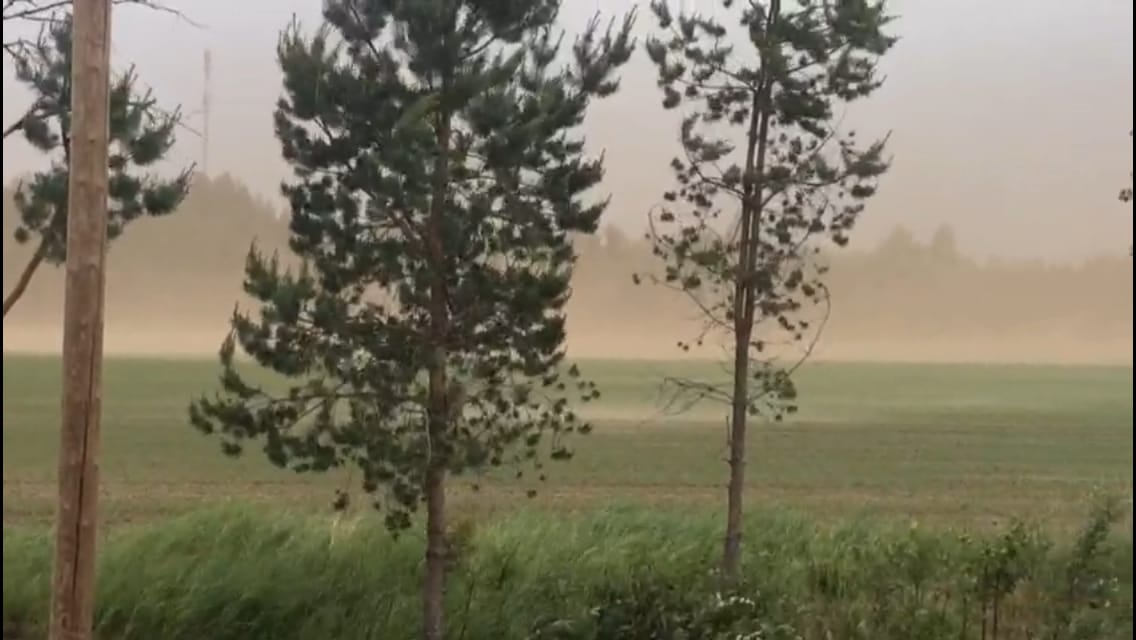 Raju tuuli nosti hiekkamyrskyn Tyrnävällä.