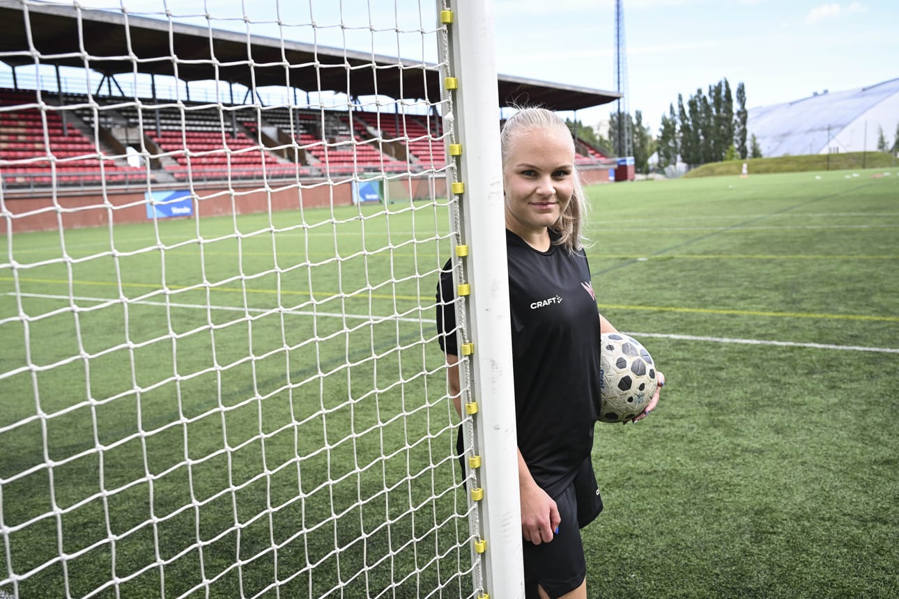 Stina Virkkala teki Lapin yliopistoon pro gradu -tutkielman jalkapallon pelaajasopimusten purkuedellytyksistä.