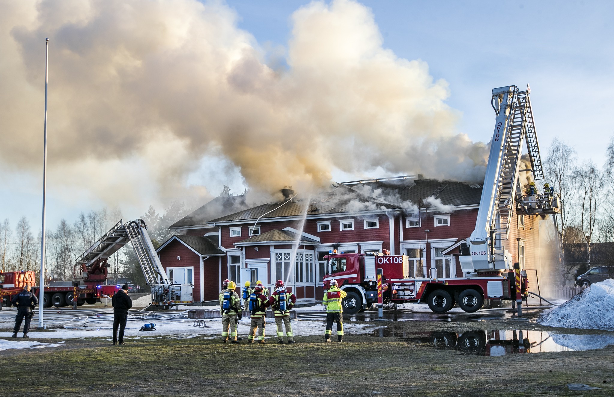Kempeleen vanha pappilarakennus syttyi palamaan tiistai-iltana. Sammutustöissä on kymmenen pelastuslaitoksen yksikköä.