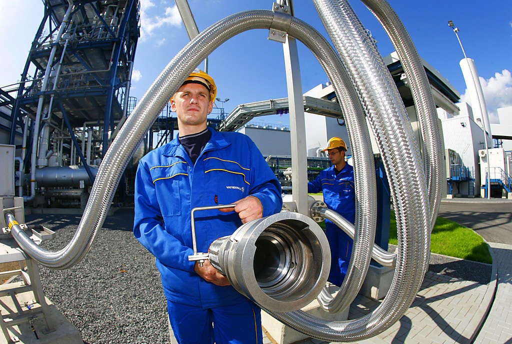 Nesteytetty hiilidioksidi lähtee putkea pitkin kohti loppusijoitusta energiayhtiö Vattenfallin rakentamassa Schwarzen koevoimalassa Saksan itäosassa. Kivihiili poltetaan Schwarzessa puhtaalla hapella, jolloin palamisen lopputuote on lähes puhdasta hiilidioksidia ja vettä.