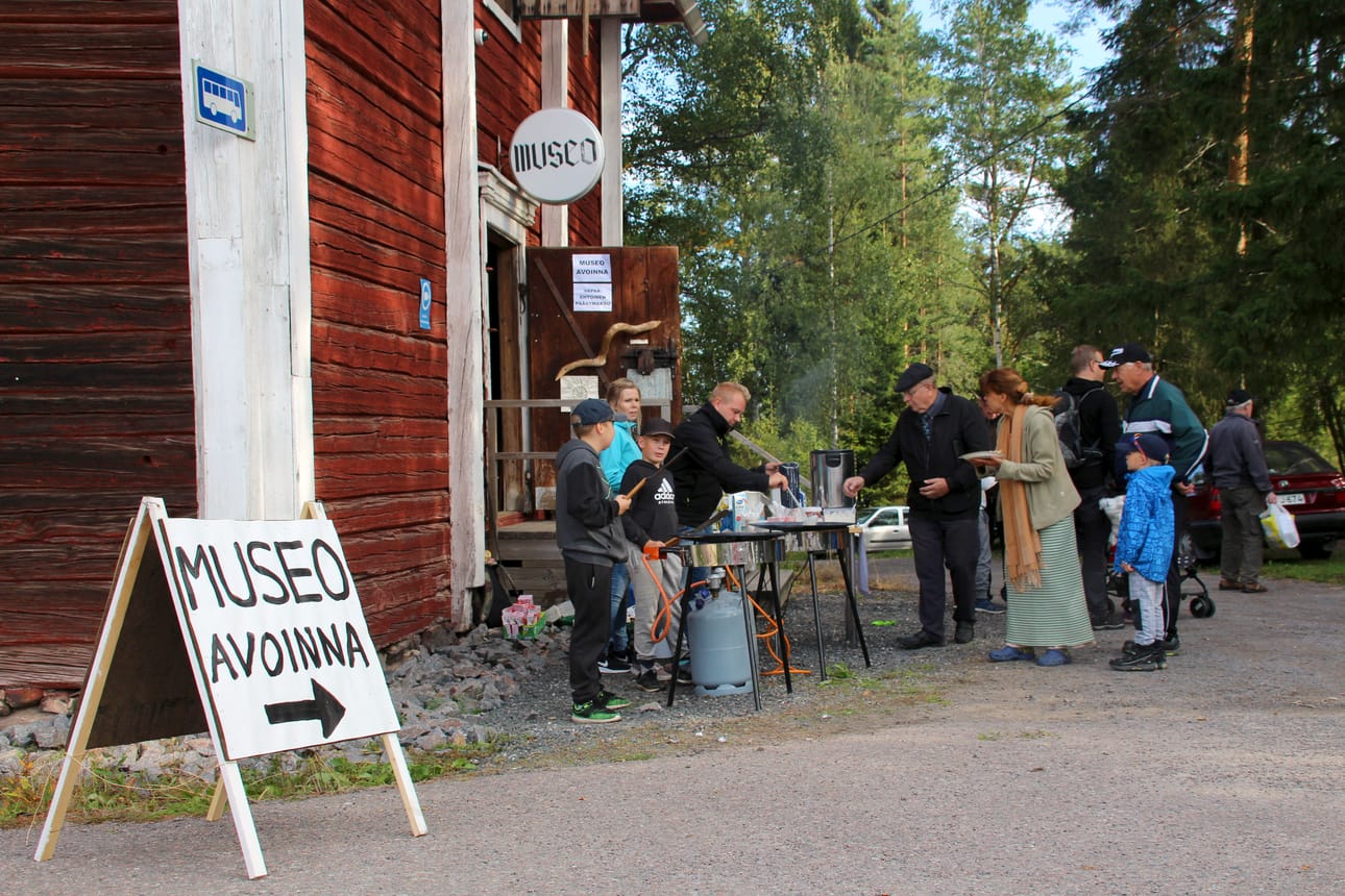 Kotiseutumuseon avoimia ovia kohti löytää suunnistamalla lätyn tuoksun perässä.