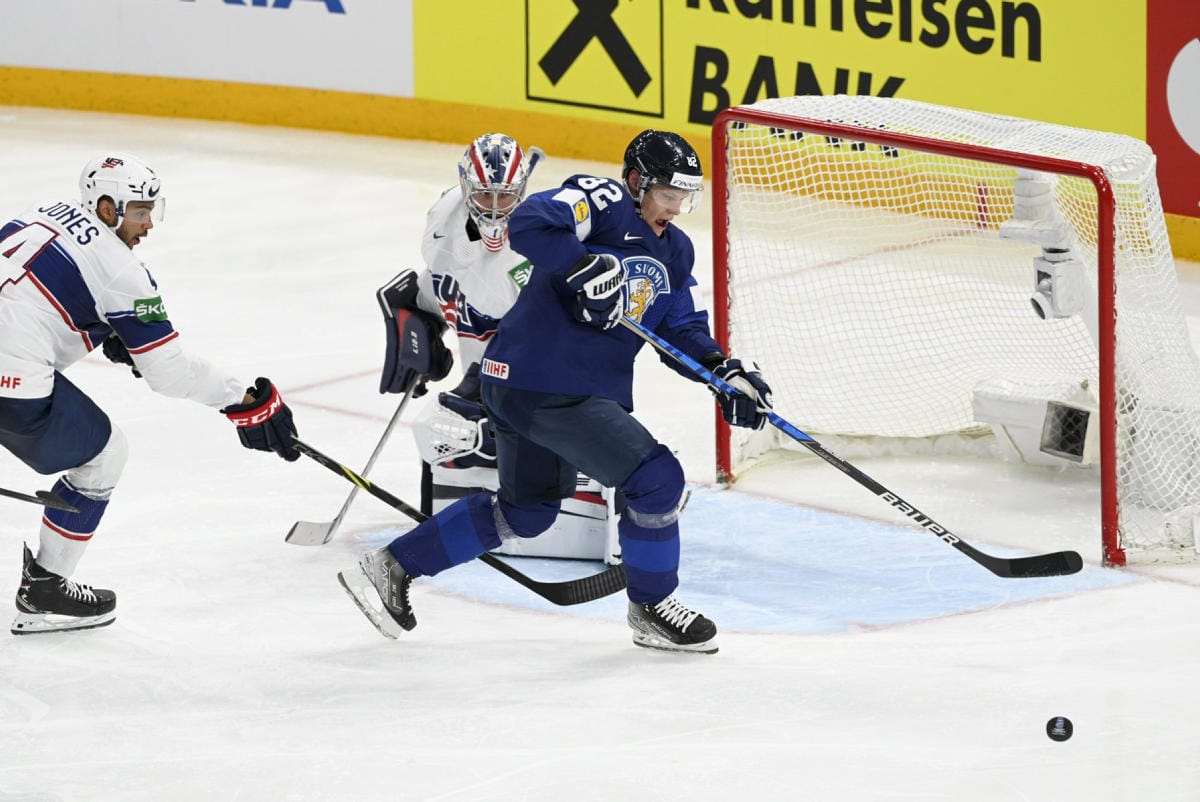 Leijonien Harri Pesonen Yhdysvaltojen maalin edustalla lauantain MM-välierässä Tampereella. LEHTIKUVA/EMMI KORHONEN