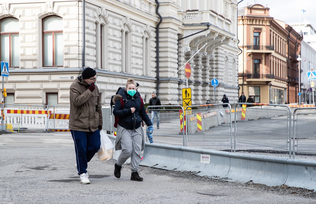 Milla Niskanen ja Jesse Ruhalahti kävelivät maaliskuussa Tampereella kasvot hengityssuojaimilla suojattuina. Niskanen ja pariskunnan lapsi kuuluvat riskiryhmään.