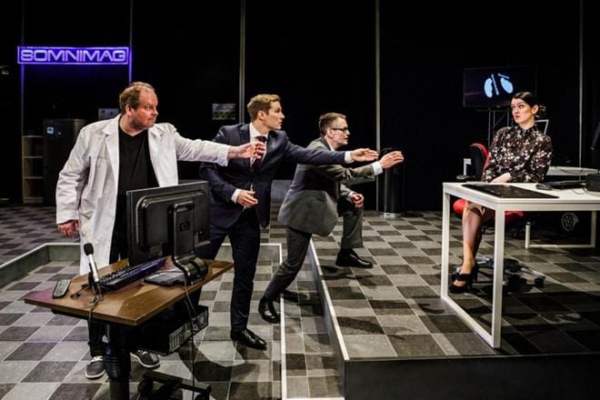 Taisto (Jari Hietanen), Jone (Oiva Nuojua) ja Olli (Jorma Tommila) ehdottavat fiktiivibissejä Larissalle (Essi Hurme), joka epäröi vain hetken. KUVAT: LINUS LINDHOLM/VAASAN KAUPUNGINTEATTERI