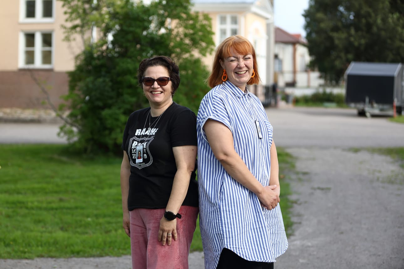 Raahen kaupungilla hyvinvointikoordinaattorina työskentelevä Katja Mathlin (vas.) sai vastikään työkaverikseen Pauliina Siika-ahon, joka työskentelee ikäihmisten Virkeästi arjessa -hankkeen parissa.