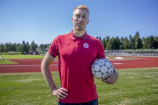 Teemu Penninkangas on ollut keväällä tuttu näky Alavuden urheilukentällä. KUVA: ELENA MIKKILÄ