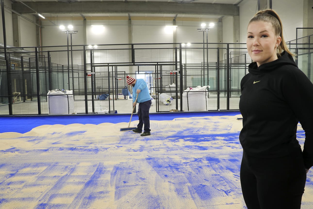 Alajärven padelklubivastaava Elli Mertaniemi odottaa malttamattomana työpaikkansa avautumista. Kentille levitellään parhaillaan hiekkaa.